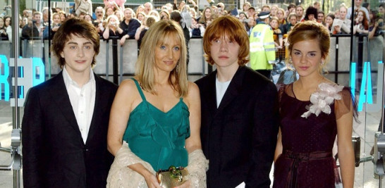 JK Rowling con las estrellas que pusieron cara a sus creaciones de la historia de magos Daniel Radcliffe (izquierda), Rupert Grint y Emma Watson en Londres en 2004.EFE/EPA/Ian West