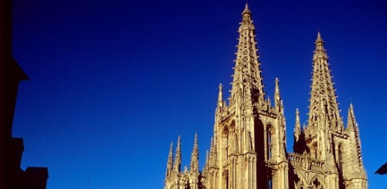 3.-Imagen de las vertiginosas agujas caladas en las que rematan las torres de la catedral de Burgos. Foto: EFE/Javier Lizón.