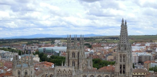 8.-Vista del conjunto monumental de la catedral de Burgos en enmarcada e el centro de la ciudad castellana. Foto: EFE