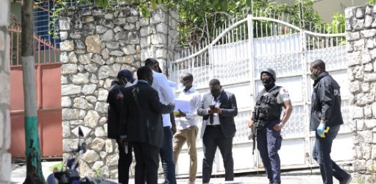 Policía haitiana en los alrededores de la casa de Jovenel Moise, quien fue asesinado la madrugada de este miércoles. Foto: AFP.