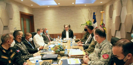 El presidente dominicano Luis Abinader, al centro, encabeza la reunión con el alto mando militar y policial de República Dominicana.