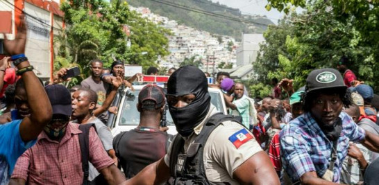 Helen La Lime dijo desde la capital haitiana que cuatro miembros de un grupo que atacó el miércoles el palacio presidencial y disparó contra el presidente han sido asesinados por la policía y otros seis están bajo custodia. Valerie Baeriswyl / AFP