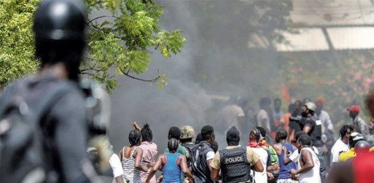 Haitianos queman neumáticos en Petionville, un barrio de la capital, Puerto Príncipipe, ayer. AFP