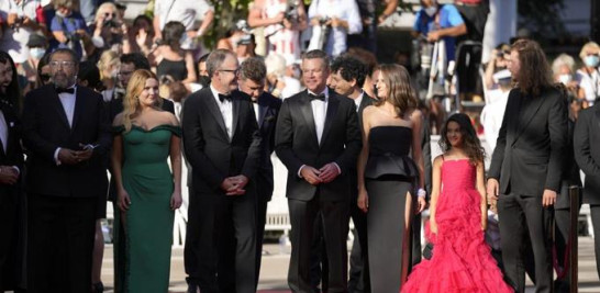 De izquierda a derecha Moussa Maaskri, Abigail Breslin, el director Tom McCarthy, Thomas Bidegain, Matt Damon, Noe Debre, Camille Cottin, Lilou Siauvaud y Idir Azougli posan al llegar al estreno de la película "Stillwater" en el Festival de Cine de Cannes, en el sur de Francia, el jueves 8 de julio de 2021. (AP Foto/Vadim Ghirda.