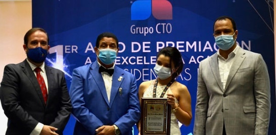 Treicy Mena Marte recibe su reconocimiento de Raul Diaz Vasquez, Miguel Polonio y Carlos Mendieta.