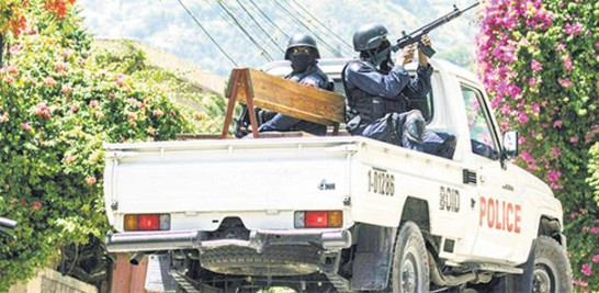 Las tropas de la Policía Nacional de Haití continúan la búsqueda de varios sospechosos del crimen. / AFP