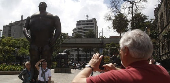 2.-Unos visitantes tomando fotografías en la Plaza Botero de Medellín (Colombia). EFE/Luis Eduardo Noriega A.