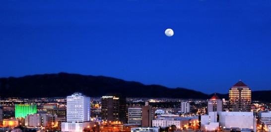 8.-Una vista nocturna del "skyline" de la ciudad estadounidense de Albuquerque USA. Foto: Kim Ashley.