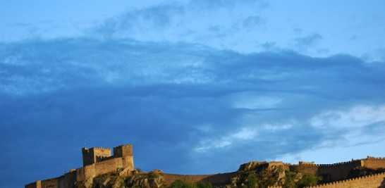 9.-Imagen del castillo y la muralla de la ciudad de Alburquerque, en Badajoz (España).Foto: Eduardo Maya Robles. Técnico de la Oficina de Turismo de Alburquerque.