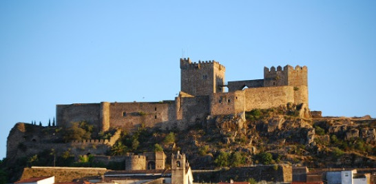 10.-Vista del castillo y abajo el pueblo extremeño de Alburquerque (Badajoz).Foto: Eduardo Maya Robles. Técnico de la Oficina de Turismo de Alburquerque.