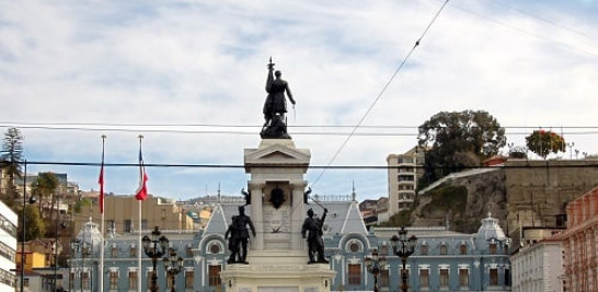 12.-Valparaiso (Chile), 5-8-2007.- Vista de la plaza Sotomayor con el monumento a los Héroes de Iquique en primer término y el edificio de la Comandancia Naval al fondo. EFE/ Juana Benet