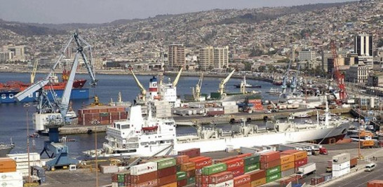 13.-. Vista panorámica del puerto de Valparaíso (Chile). EFE/Raúl Lorca.