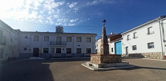 15.-Una vista de a plaza del Ayuntamiento en Valparaíso de Arriba (Cuenca, España). Foto cedida por el Ayuntamiento de Campos del Paraíso.