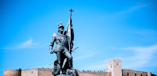 16.-Una vista del monumento a Hernán Cortés en su ciudad natal, Medellín (Badajoz). Foto: Oficina de Turismo de Medellín.
