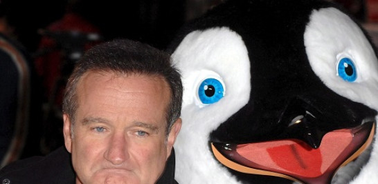 3.-Robin Williams posa con un personaje de la película "Happy Feet" durante el estreno de la misma en Leiscester Square en Londres (Reino Unido).. EFE/Daniel Deme
