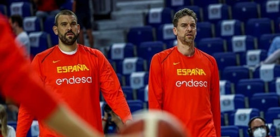 2.-Pau (d) y Marc Gasol (i), integrantes de la selección española de baloncesto. EFE/ Juanjo Martín