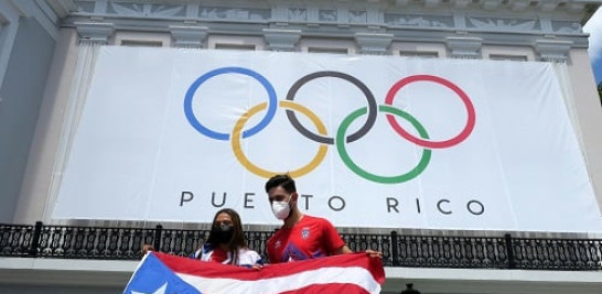 10.-Los tenismesistas Adriana Díaz y su primo Brian Afanador sostienen la bandera de Puerto Rico como abanderados de la delegación puertorriqueña en Tokyo 2020. EFE/Jorge Muñiz