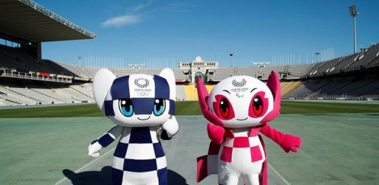 5.-Fotografía facilitada por el Museo Olímpico de Barcelona de la mascota de los Juegos Olímpicos de Tokio 2020, Miraitowa (i), y la mascota de los Juegos Paralímpicos, Someity, en el Estadio Olímpico de Barcelona (España), en febrero de 2020. EFE