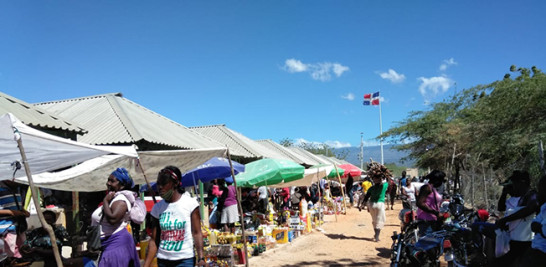 Haitianos en el mercado binacional.