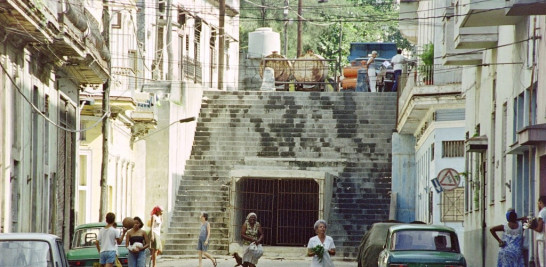 El pueblo cubano pasa frente a los numerosos túneles construidos para defender a la población de un temeroso ataque estadounidense en La Habana el 15 de junio de 1992. AGENCIA  AFP.
