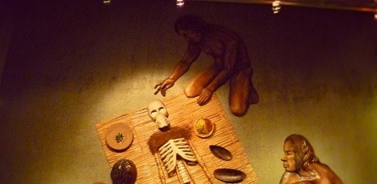 Representación de una momificación chinchorro en el Museo Arqueológico San Miguel de Azapa.