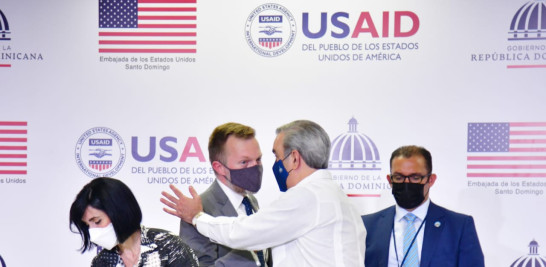 El presidente Luis Abinader saluda al encargado de negocios de la Embajada y jefe de la misión, Robert Thomas. José Alberto Maldonado/LD