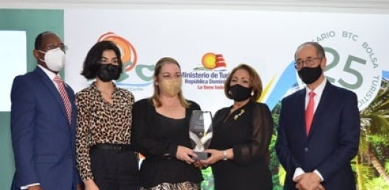 Carlos Andrés Peguero Rivera,  Britt De Moya, y Tammy Reynoso, reciben de Luisa de Aquino y Luis Felipe Aquino el reconocimiento del ministro de Turismo David Collado.