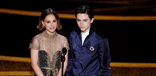 2.-Natalie Portman y Timothée Chalamet presentan el Óscar a mejor Guión Adaptado en la ceremonia de la Academia en febrero de 2020. EFE/EPA/ETIENNE LAURENT