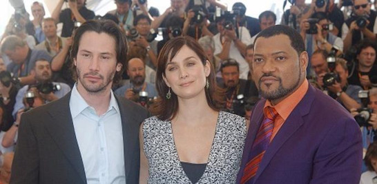 2.-Keanu Reeves (izq), Carrie Anne Moss (C) y Laurence Fishburne (der.) en la presentación de 'The Matrix Reloaded' en 2003. EFE/EPANIVIERE/ASLAN/VILLARD[