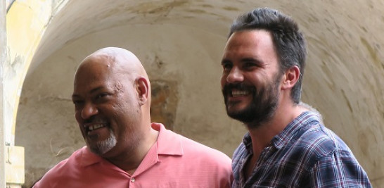 3.-Laurence Fishburne (i) y Juan Pablo Raba (d) bromean en 2017, en San Juan (Puerto Rico).. EFE/JORGE MUÑIZ