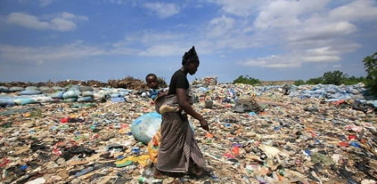 6.-Una mujer rebusca botellas de plástico en el basurero de Akouedo, en Abiyán. EFE/Legnan Koula