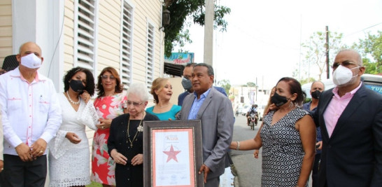 María Cristina Camilo recibió una estrella en paseo en Bonao.