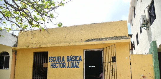 Parte frontal de la Escuela Básica Héctor J. Díaz, en el sector 27 de febrero, DN. Foto: Raúl Asencio/LD.