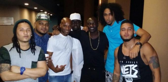 Akon junto a los integrantes del grupo dominicano El Batallón.