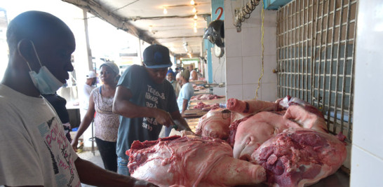 Algunos negociantes han optado por promover ofertas y especiales de la carne de cerdo. ADRIANO ROSARIO
