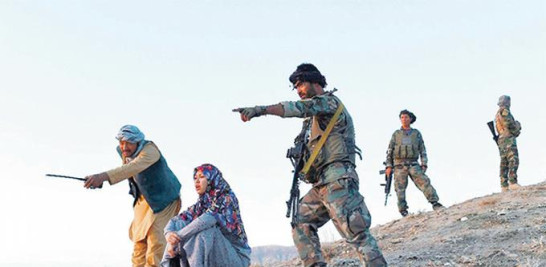 Una gobernadora de distrito junto a fuerzas que
enfrentan a los talibanes en Afganistán / AFP