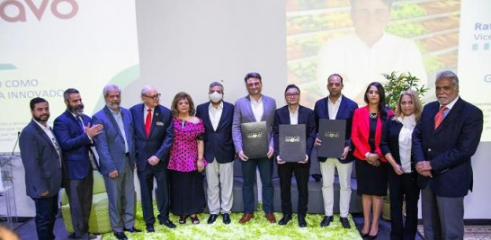 Miembros de la Fundación Innovati junto a los empresarios reconocidos Hugo IV Beras Goico, Mite Nishio y Rafael Monestina.