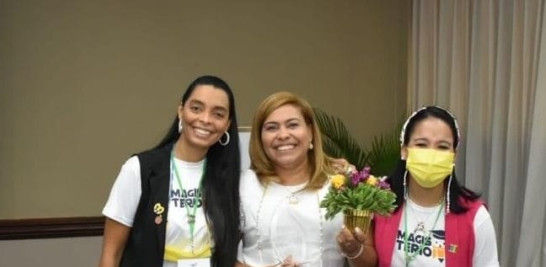 María Nelly Ramírez, encargada de colegios privados del distrito 15-03 del MINERD, recibió un reconocimiento a su labor.