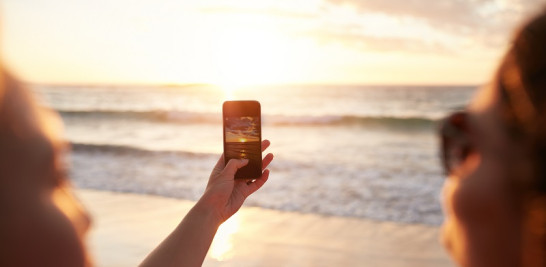 Si queremos fotografiar muchas puesta de sol con el celular, debemos cuidarlo (Foto CertiDeal)