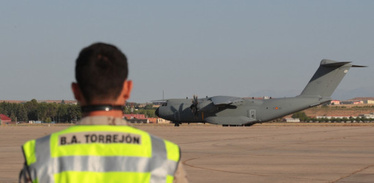 Un avión medicalizado Airbus A400M de la Fuerza Aérea Española, con destino a Dubái, se prepara para despegar en la base aérea de Torrejón de Ardoz para ayudar también en la evacuación de los españoles en Afganistán. como los afganos y sus familias que han colaborado con España. Afganos y extranjeros han estado tratando desesperadamente de huir del país desde el regreso de los talibanes, con Estados Unidos y otras naciones intensificando los puentes aéreos de evacuación de Kabul.
Folleto / LA MONCLOA / AFP