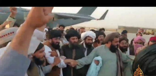Este video de un folleto tomado de un metraje publicado por Al Hijrat TV, afiliado a los talibanes, muestra la llegada del mulá Abdul Ghani Baradar a Afganistán el 17 de agosto de 2021.