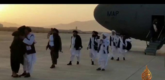 Este video de un folleto tomado de un metraje publicado por Al Hijrat TV, afiliado a los talibanes, muestra la llegada del mulá Abdul Ghani Baradar a Afganistán el 17 de agosto de 2021. Baradar, ahora líder adjunto de los talibanes, decidió aterrizar en la segunda ciudad más grande de Afganistán, Kandahar. - capital y lugar de nacimiento espiritual de los talibanes durante su primer período en el poder. Llegó de Qatar, donde pasó meses liderando conversaciones infructuosas con Estados Unidos y negociadores del derrocado ex gobierno afgano.
Al Hijrat TV / ESN / AFP