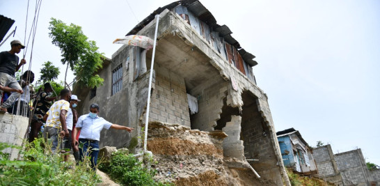 Casa afectada por derrumbe en la cañada de Guajimía en Santo Domingo Oeste. Foto: José Alberto Maldonado.