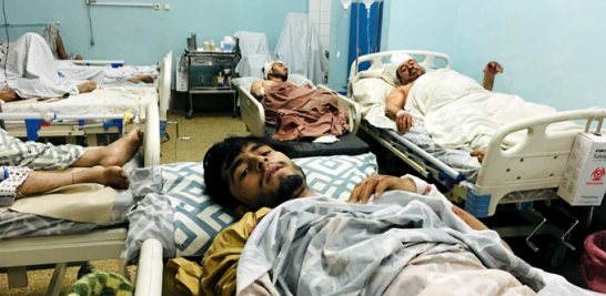 Afganos heridos yacen en una cama en un hospital después de una explosión mortal fuera del aeropuerto en Kabul, ayer. Dos terroristas suicidas y hombres armados atacaron a multitudes de afganos que acudían al aeropuerto de Kabul ayer, transformando un escenario de desesperación en uno de horror en los últimos días de un puente aéreo para quienes huían de la toma de poder de los talibanes.. AP