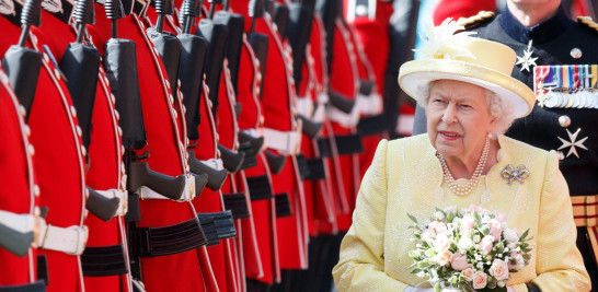 La reina Isabel II asiste a la ceremonia de las llaves en el Palacio de Holyroodhouse en Edimburgo, Escocia (Reino Unido).

Foto: EFE/Robert Perry