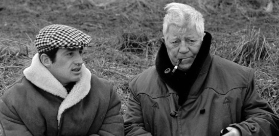 Jean Paul Belmondo, a la izquierda, y Jean Gabin, a la derecha, en una escena de la película "A Monkey In Winter," en Normandy. (AP Photo/archivo).