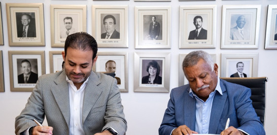 Carlos Iglesias, presidente de la Cámara de Comercio y Producción de Santiago, y Nelson Marte, director de CERTV, durante la firma del acuerdo.