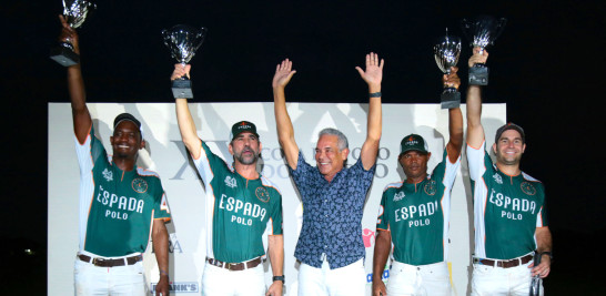 Espada Polo-La Bienvenida formada por Mauricio Bogaert, Jay Castillo, Heriberto Constanza y Enrique Bonetti Galván ganadores de la XX Copa de Polo Don Pedro junto a Pedro Rivera.