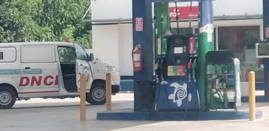 Una estación de gasolina intervenida por autoridades del Ministerio Público.