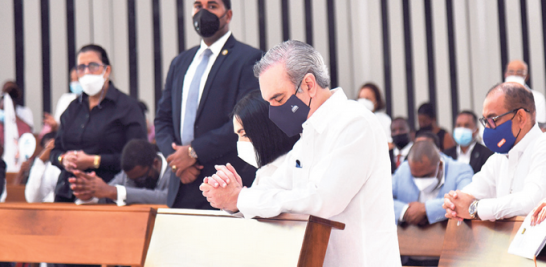 El presidente Abinader y su esposa Raquel en la misa